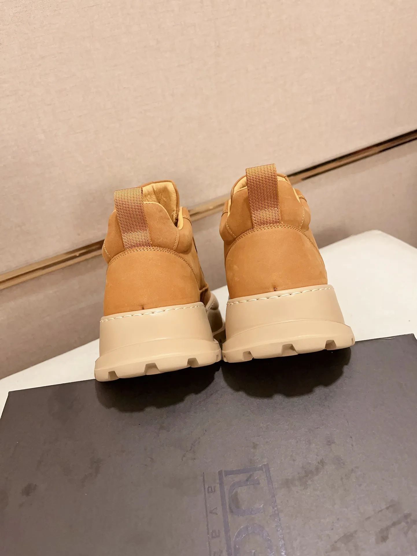 Factory price: 800💰North American men's shoes Ugg ☃️In the special sale of new high-quality men's shoes snow boots in autumn and winter, the nemesis of extreme cold weather! Made of cowhide leather, merino wool lining, and original outsole, whether driving, outdoor or daily wear, there is always one that suits you! Code number 39-44